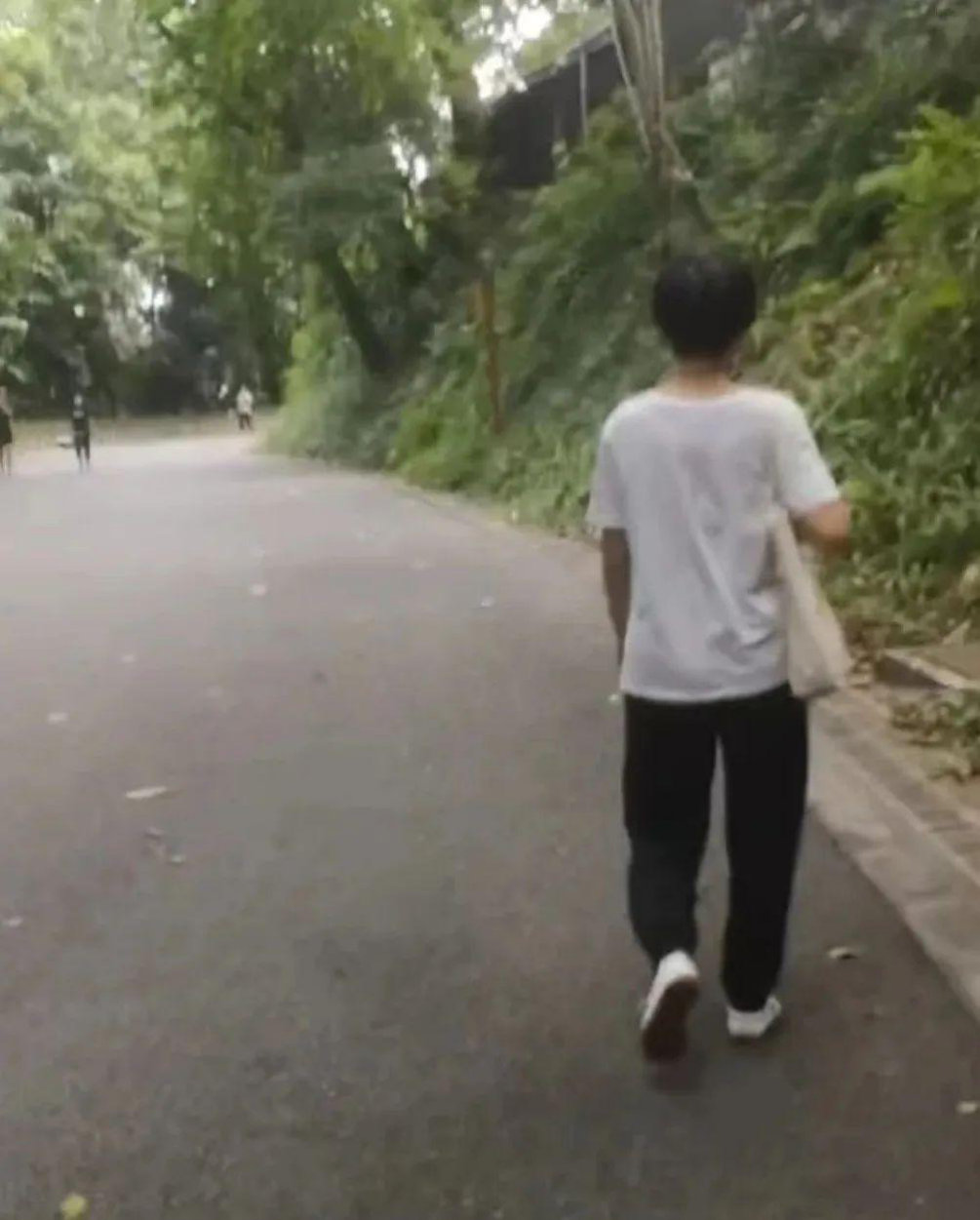 出于隐私，安徽师兄留给了我们一个背影，但可以看出，她体态轻盈，身材苗条，脊椎也挺直，这都是多年实修的结果。