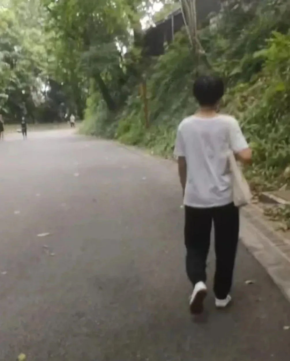 出于隐私，安徽师兄留给了我们一个背影，但可以看出，她体态轻盈，身材苗条，脊椎也挺直，这都是多年实修的结果。