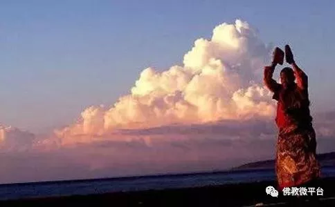 原檔配圖：修行人在海邊夕陽下行大禮拜
